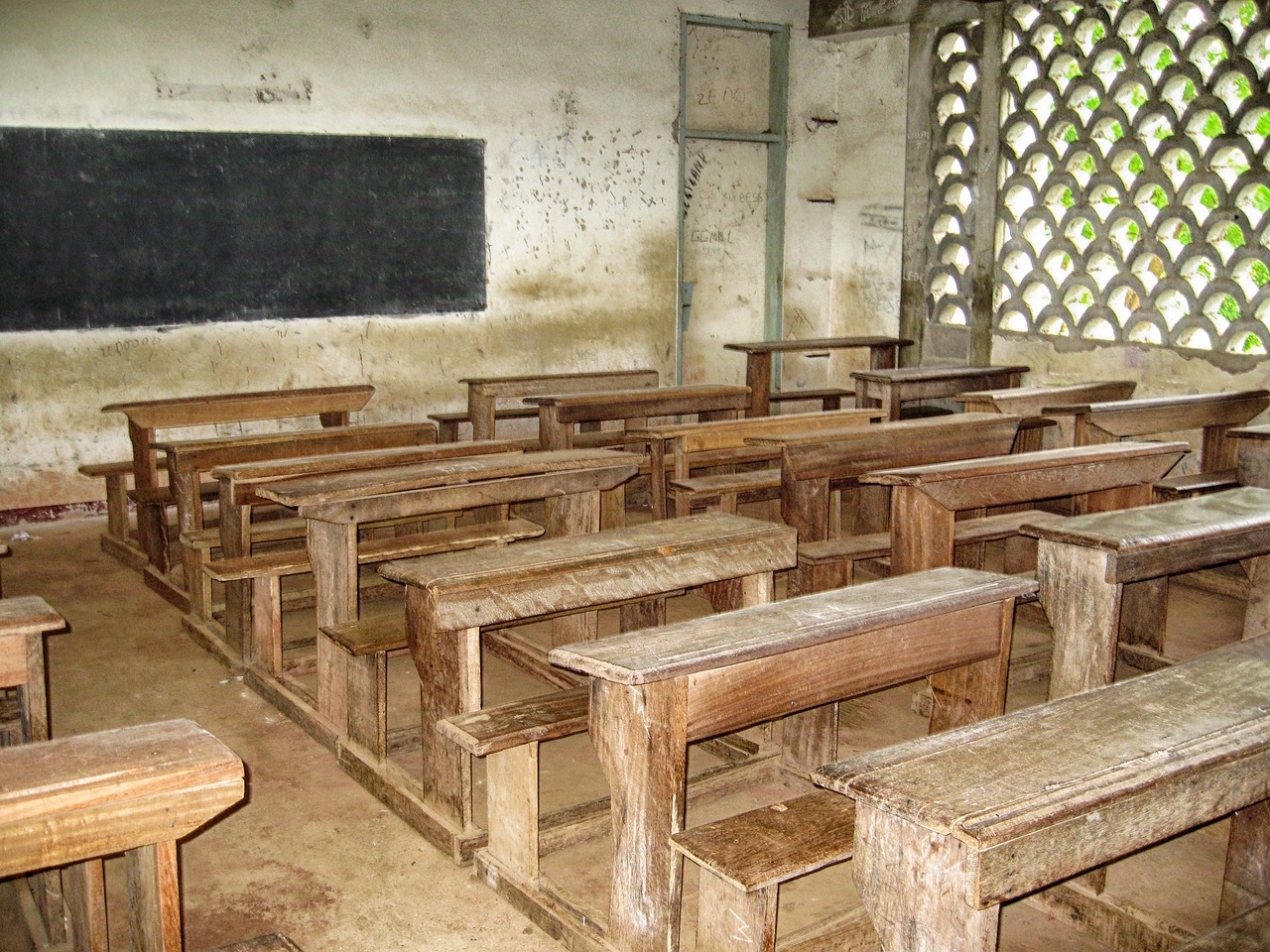 Imagen de una aula vacía en Camerún
