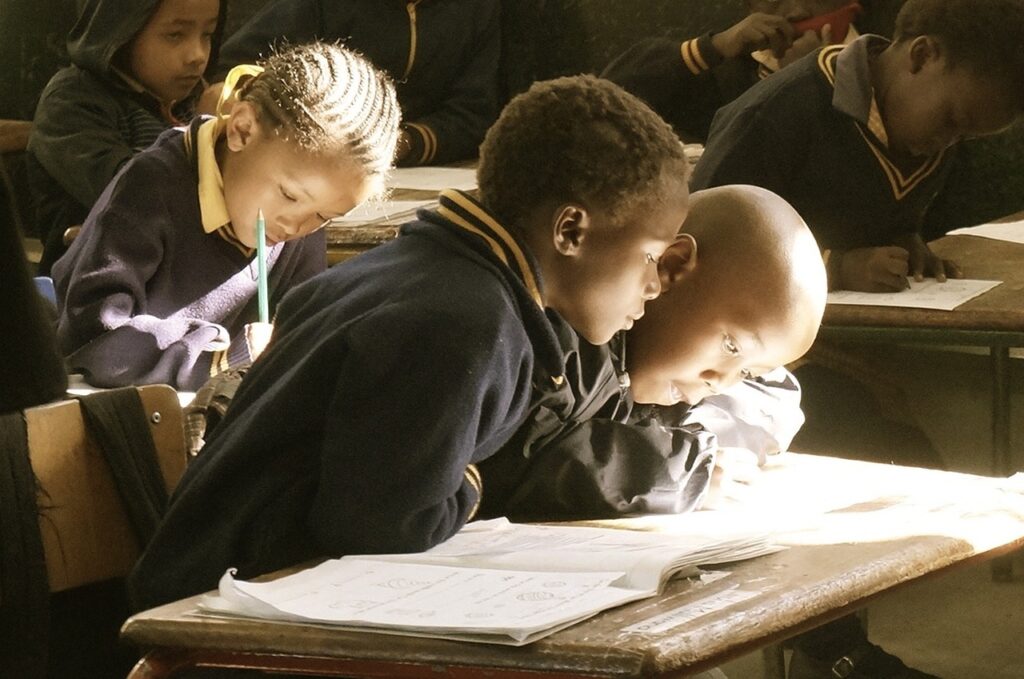 Niños aprendiendo a leer en una escuela rural de África Subsahariana