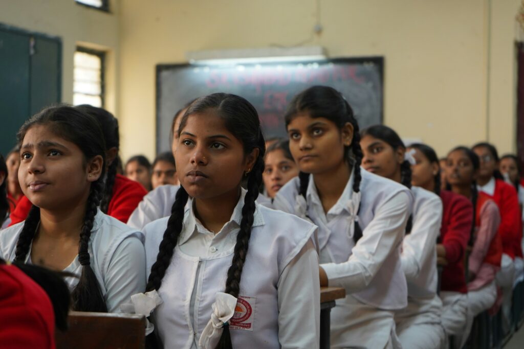 Niñas estudiando en una aula de la India